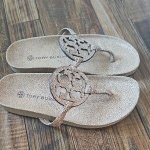 New Luxury Tory Burch Beige Pebbled Thong Sandals